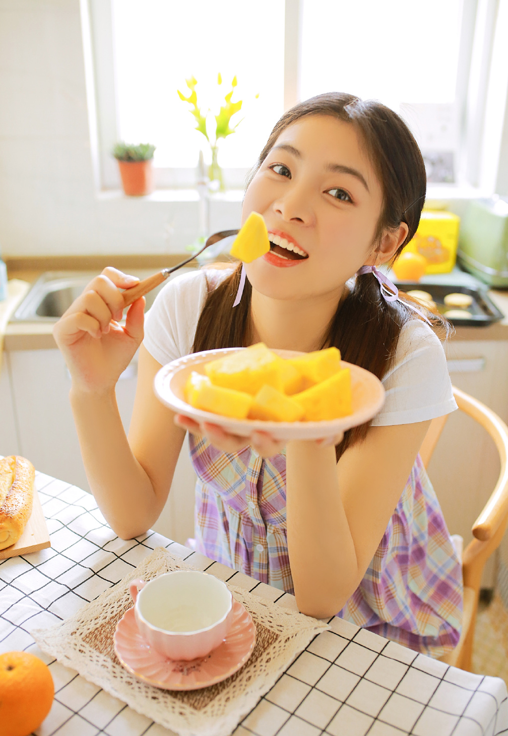 烘焙美女厨房唯美俏皮写真照图片