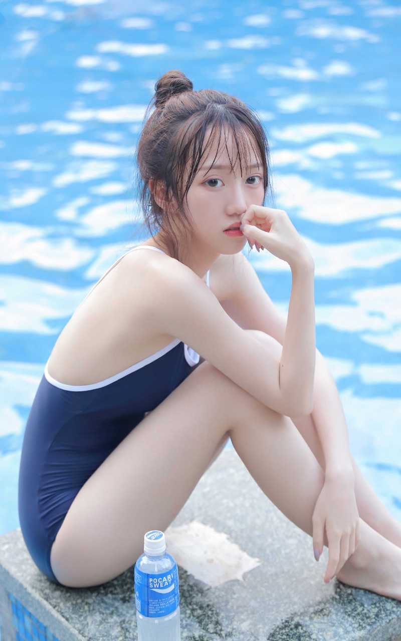 泳池边泳衣美女性感养眼写真