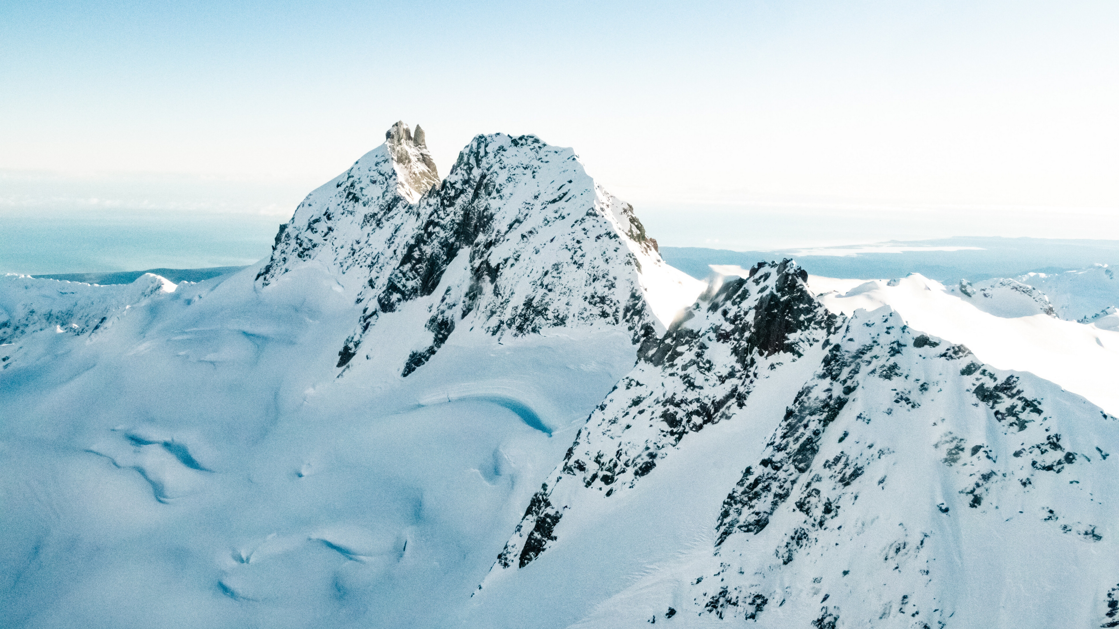 陡峭的山峰雪景图片桌面壁纸