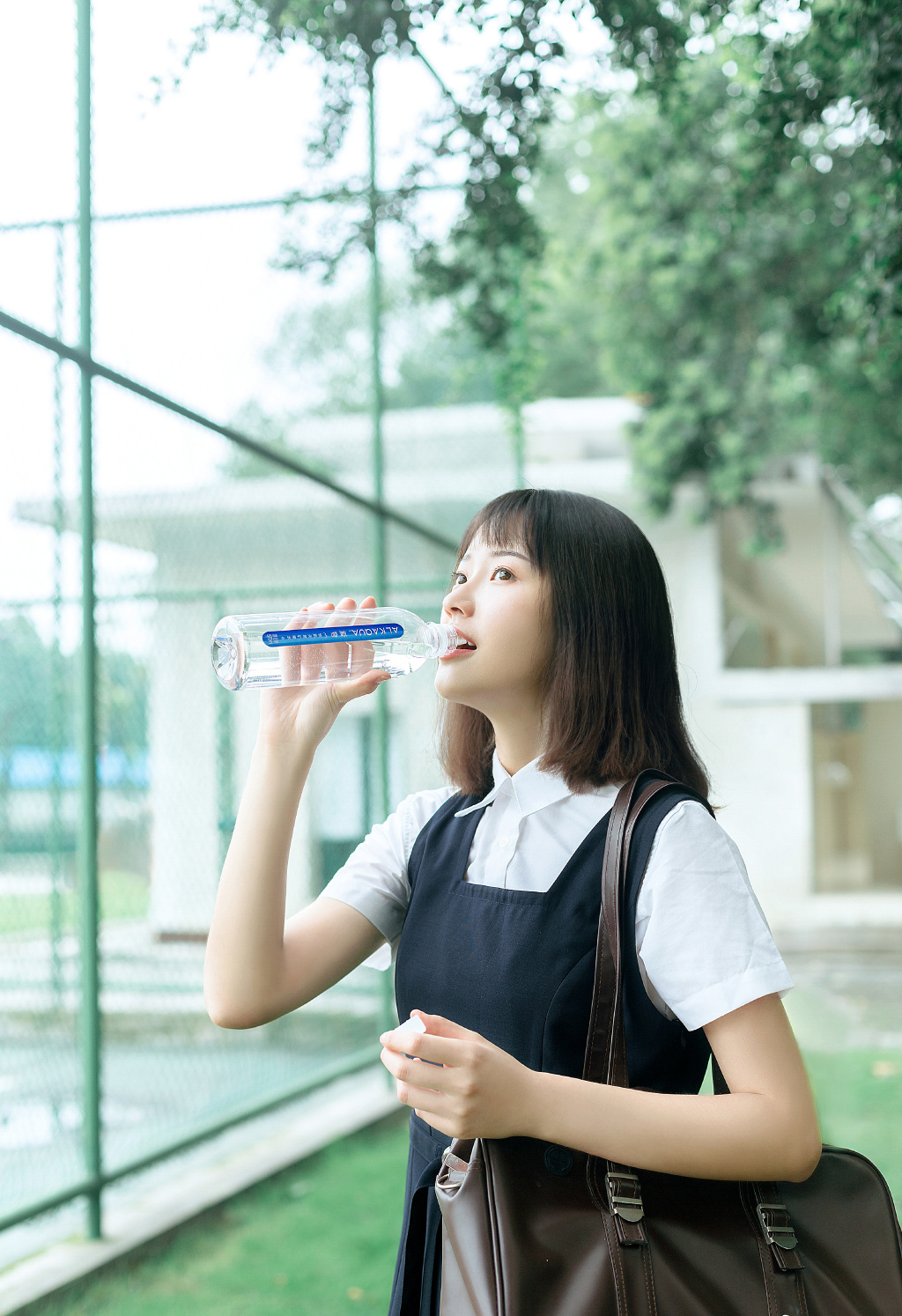 元气可爱美女户外制服写真图片