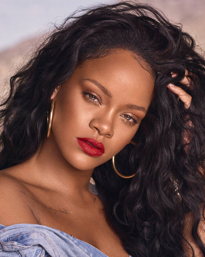 Rihanna成全球最富有女歌手