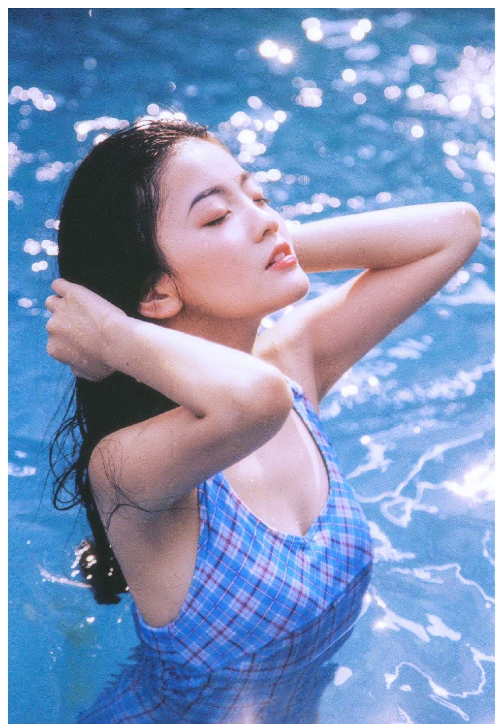 夏日泳衣美女湿发诱惑性感写真