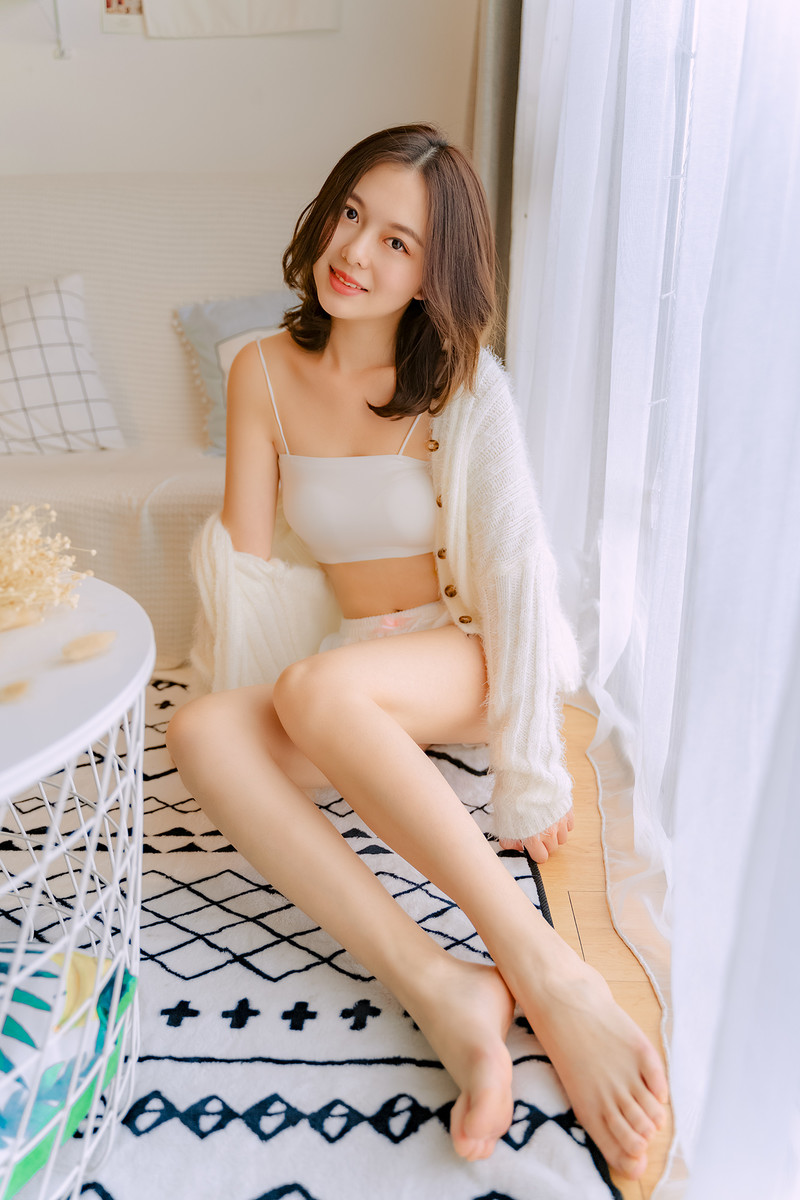 高挑美女细长美腿丰满性感写真