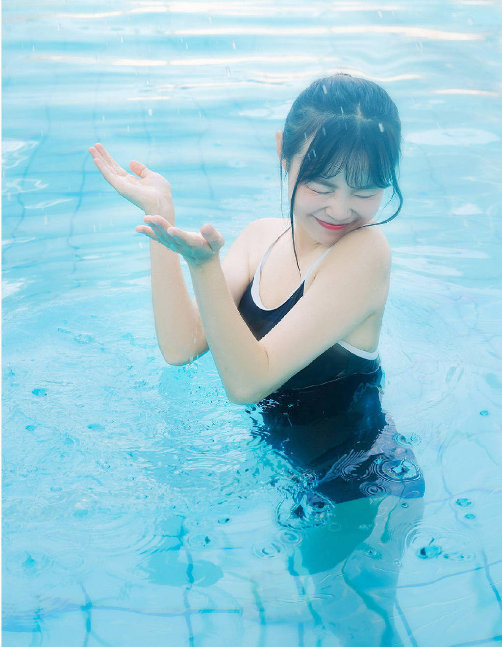 夏天泳池泳衣美女热辣性感写真