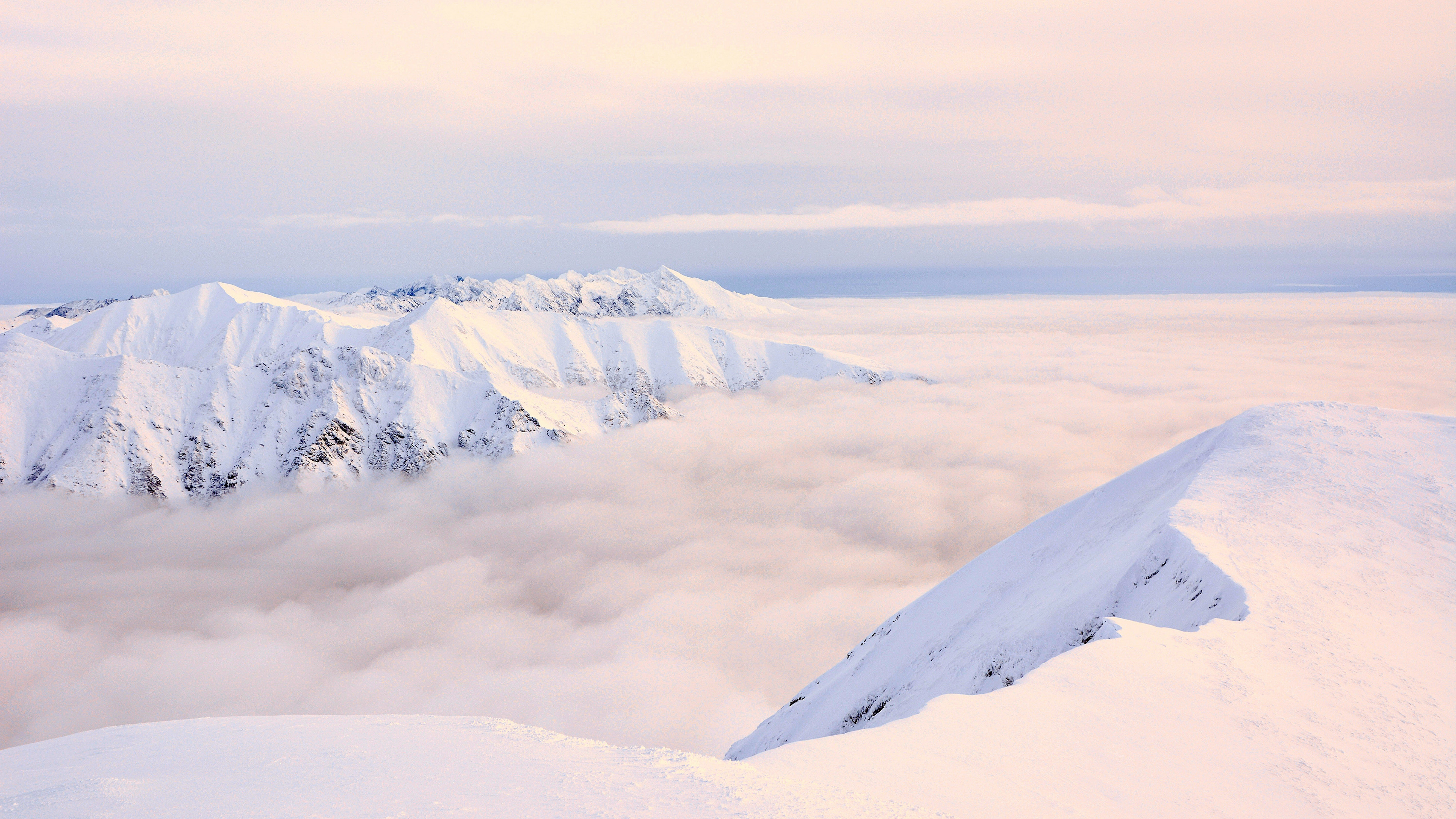 陡峭的山峰雪景图片桌面壁纸