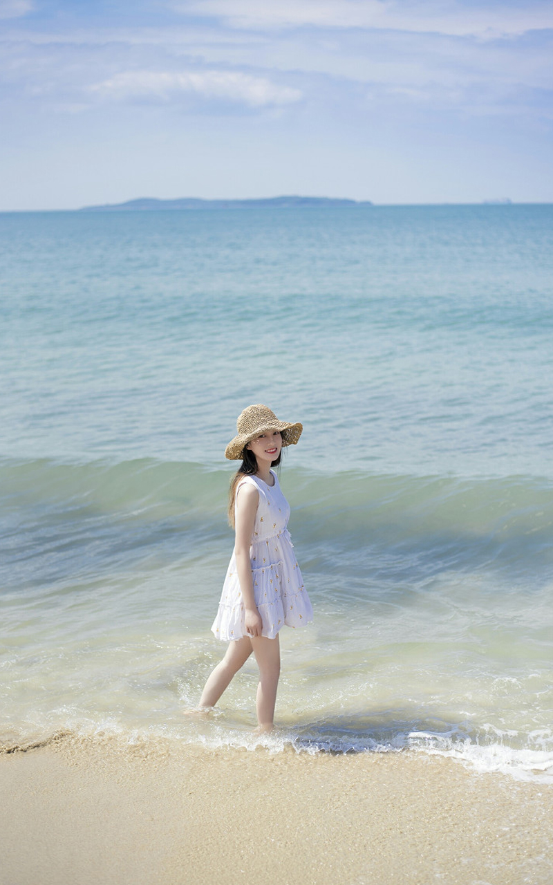 夏日海边草帽美女手机壁纸