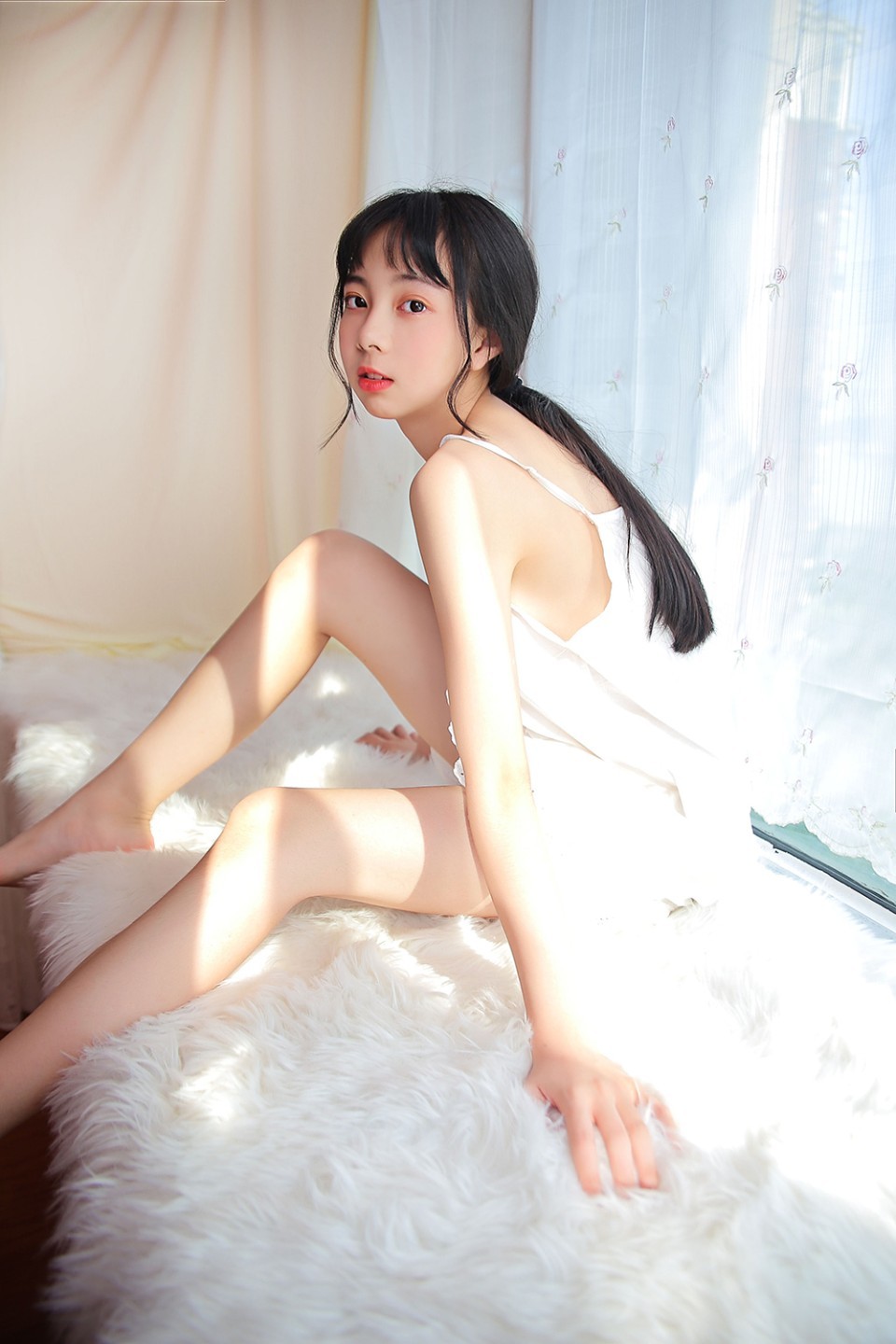 吊带睡衣裙美女元气性感写真