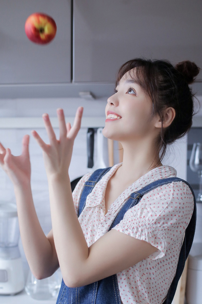 温婉恬静少女性感居家写真照图片