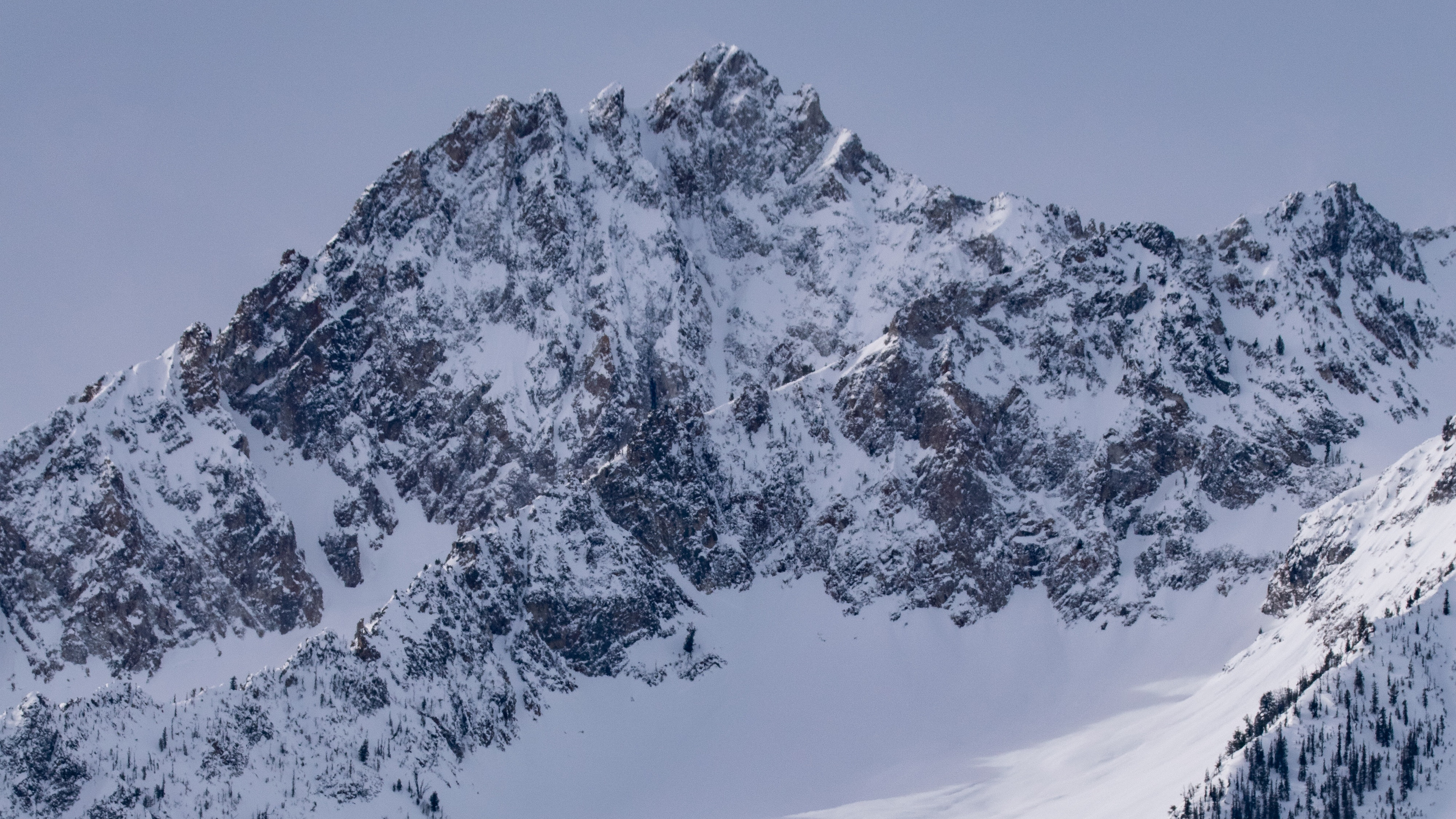 陡峭的山峰雪景图片桌面壁纸