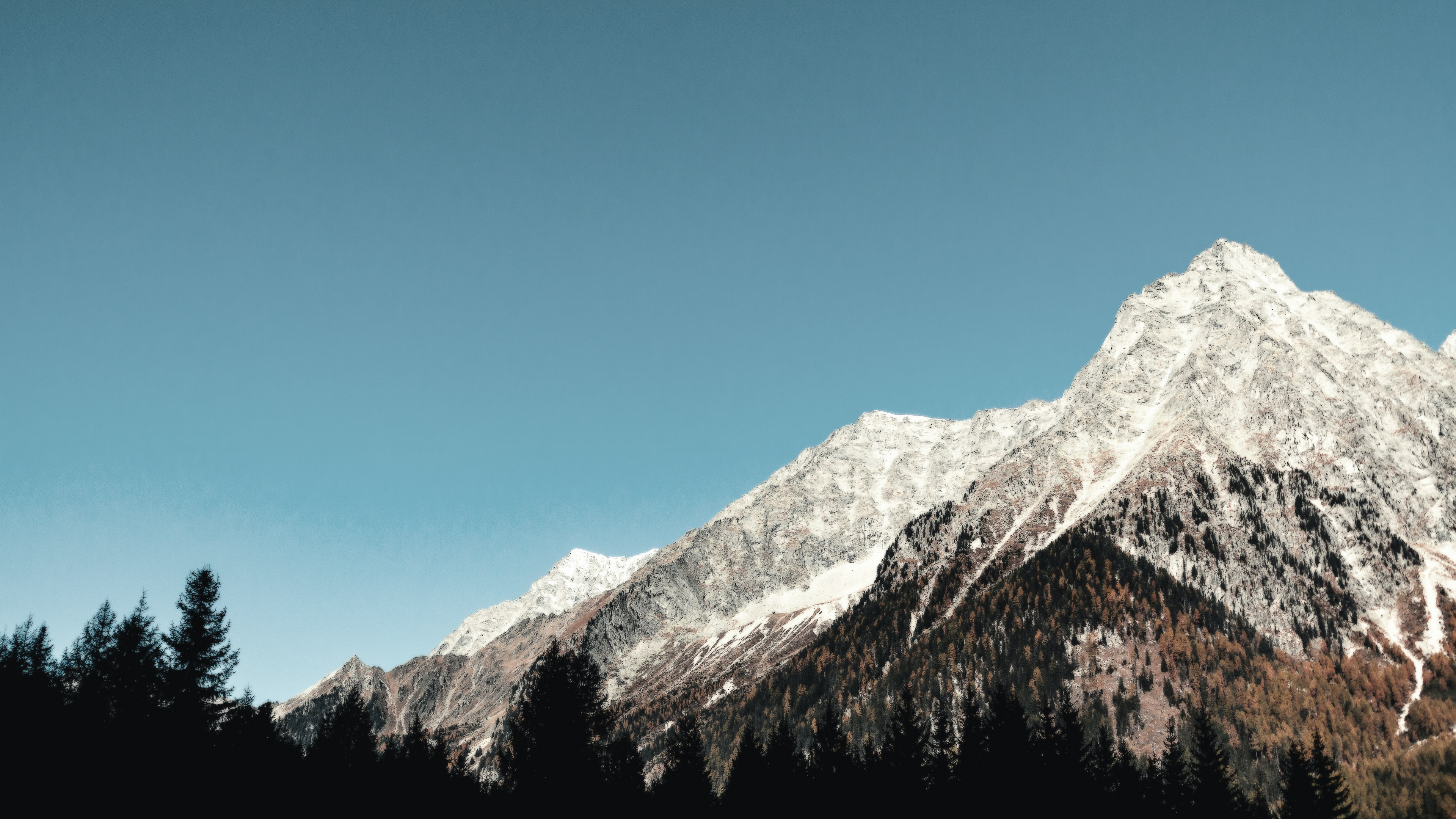 陡峭的山峰雪景图片桌面壁纸