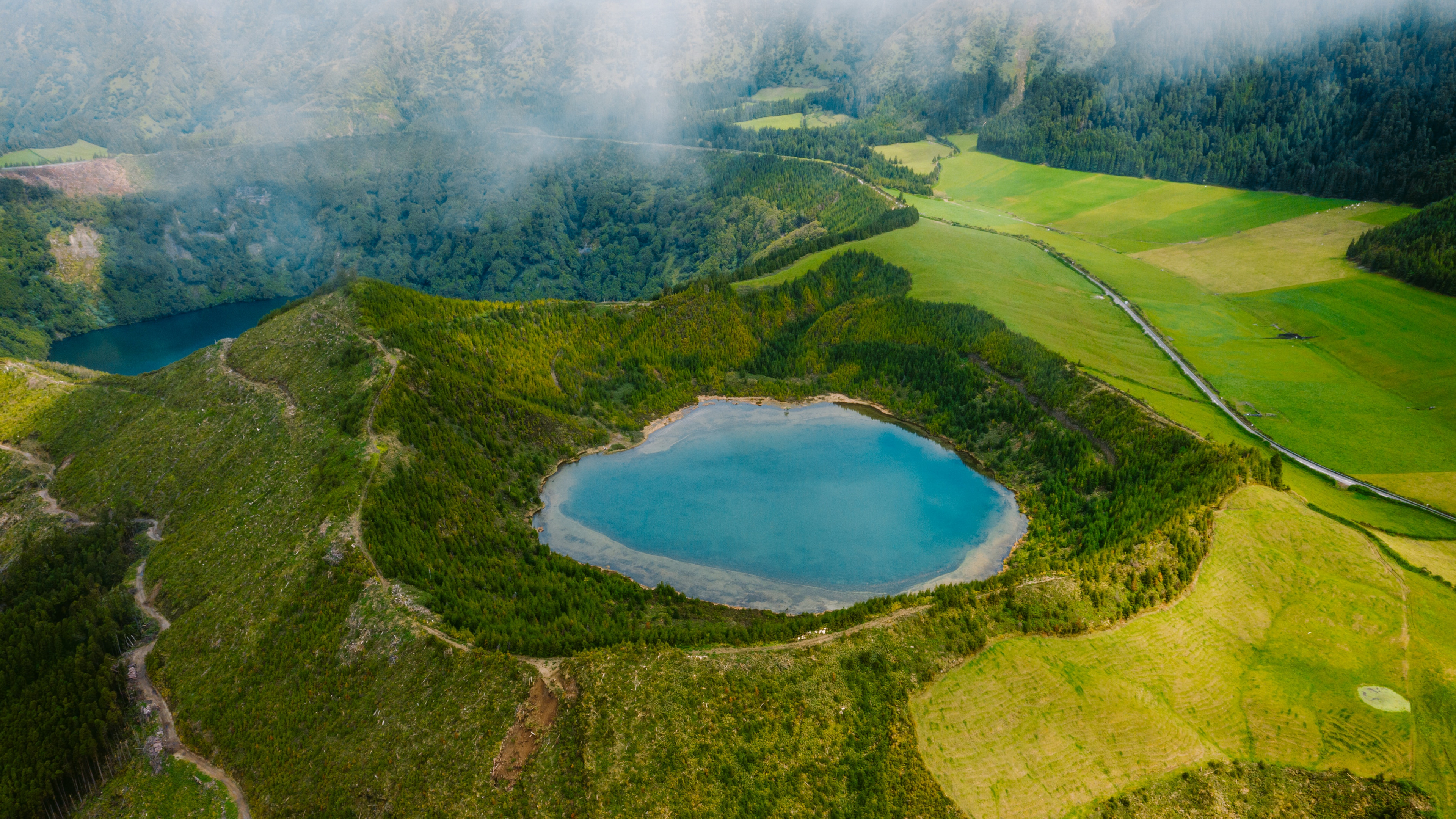 火山湖风景图片桌面壁纸