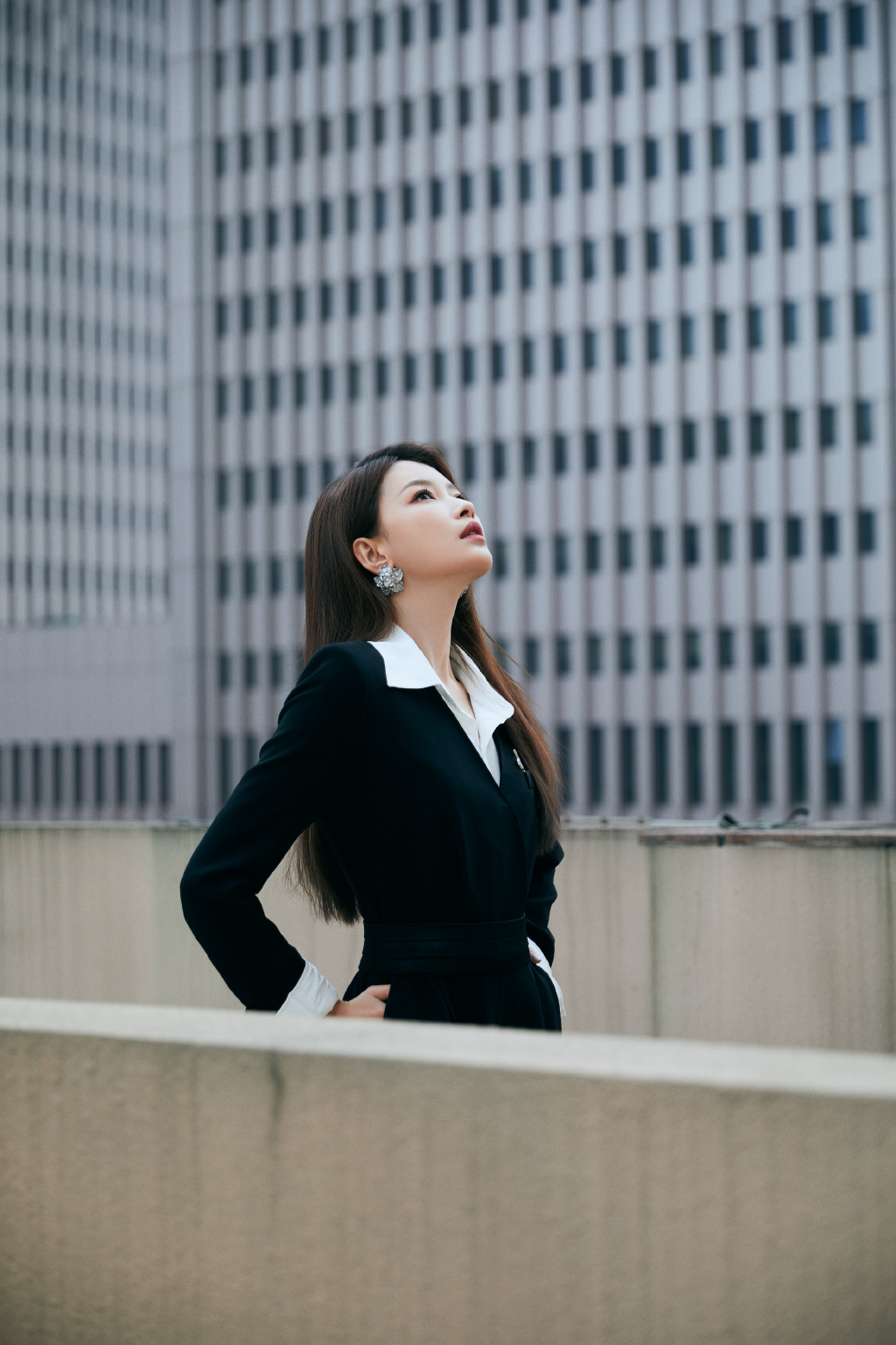 美女孙怡知性性感天台写真