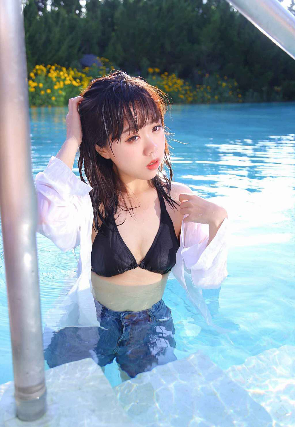 泳池里的泳衣美女性感写真