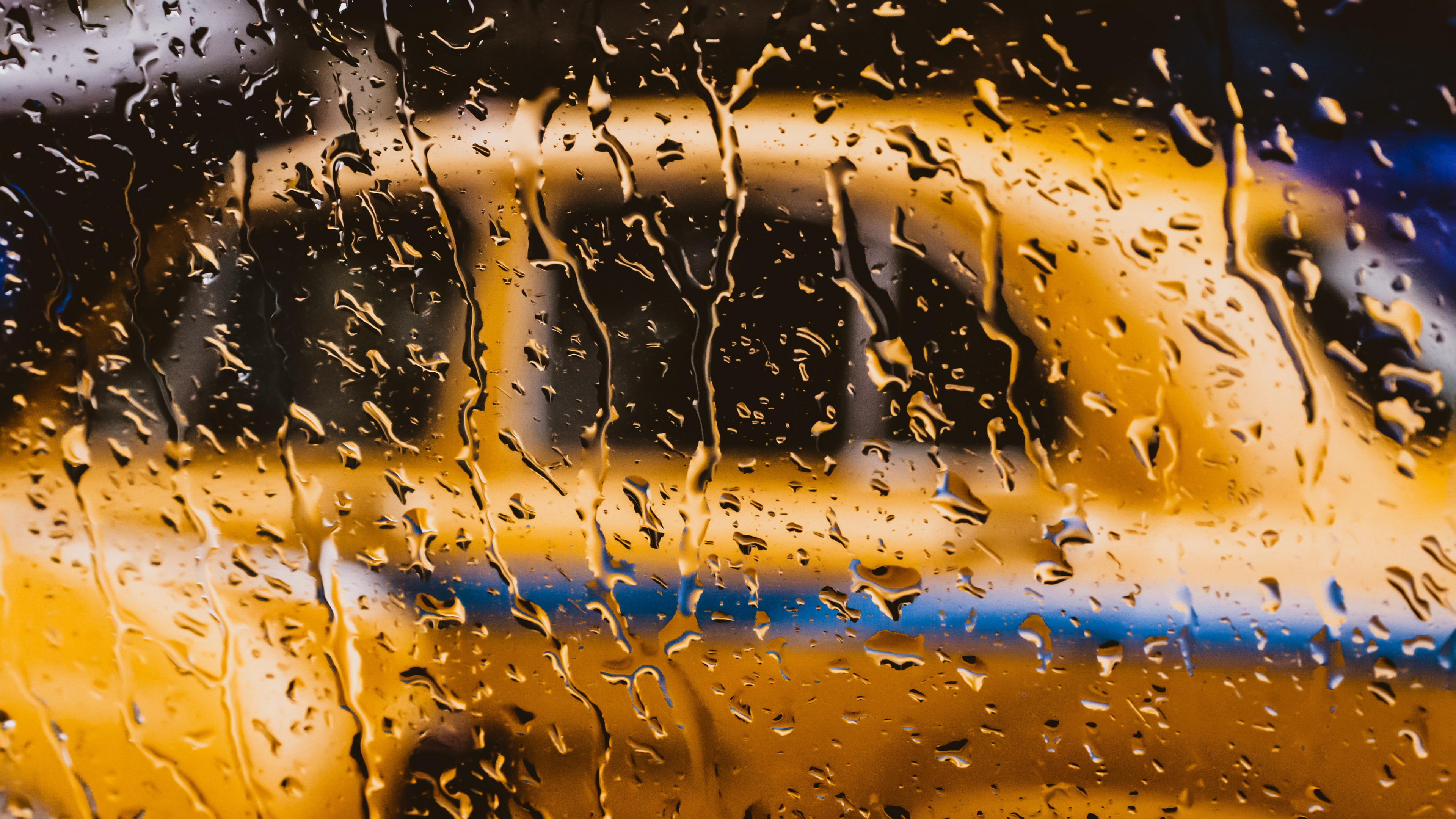 玻璃上的雨滴图片桌面壁纸