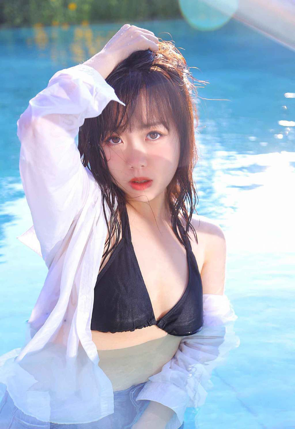 泳池里的泳衣美女性感写真