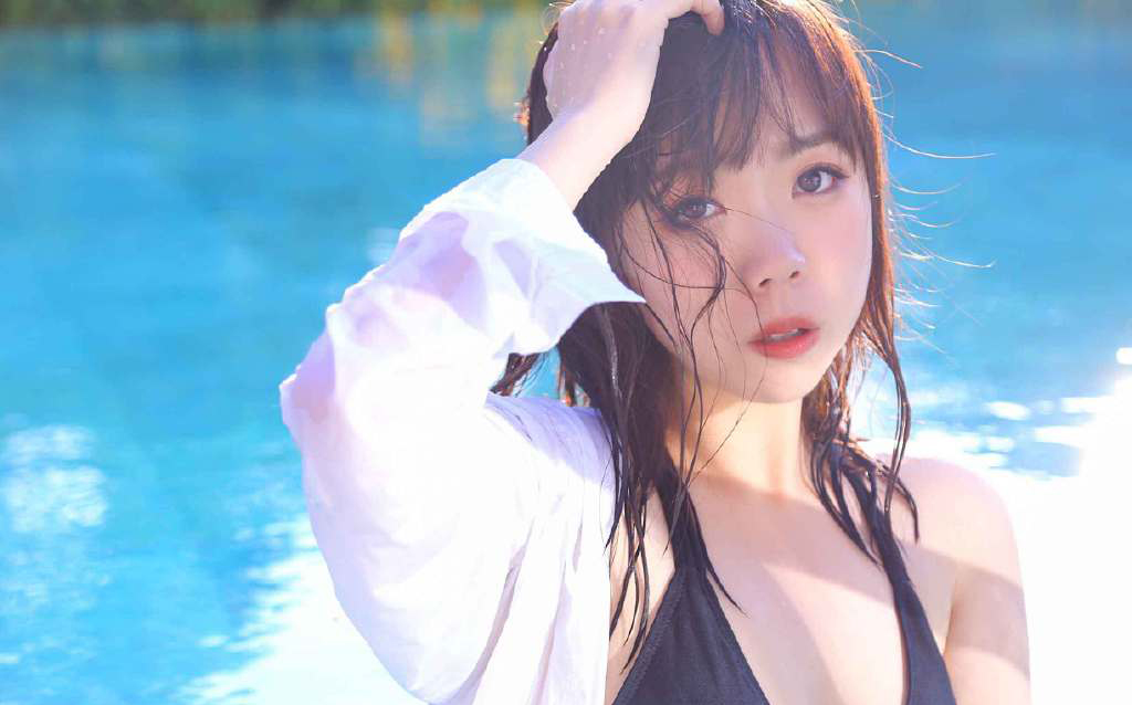 泳池里的泳衣美女性感写真