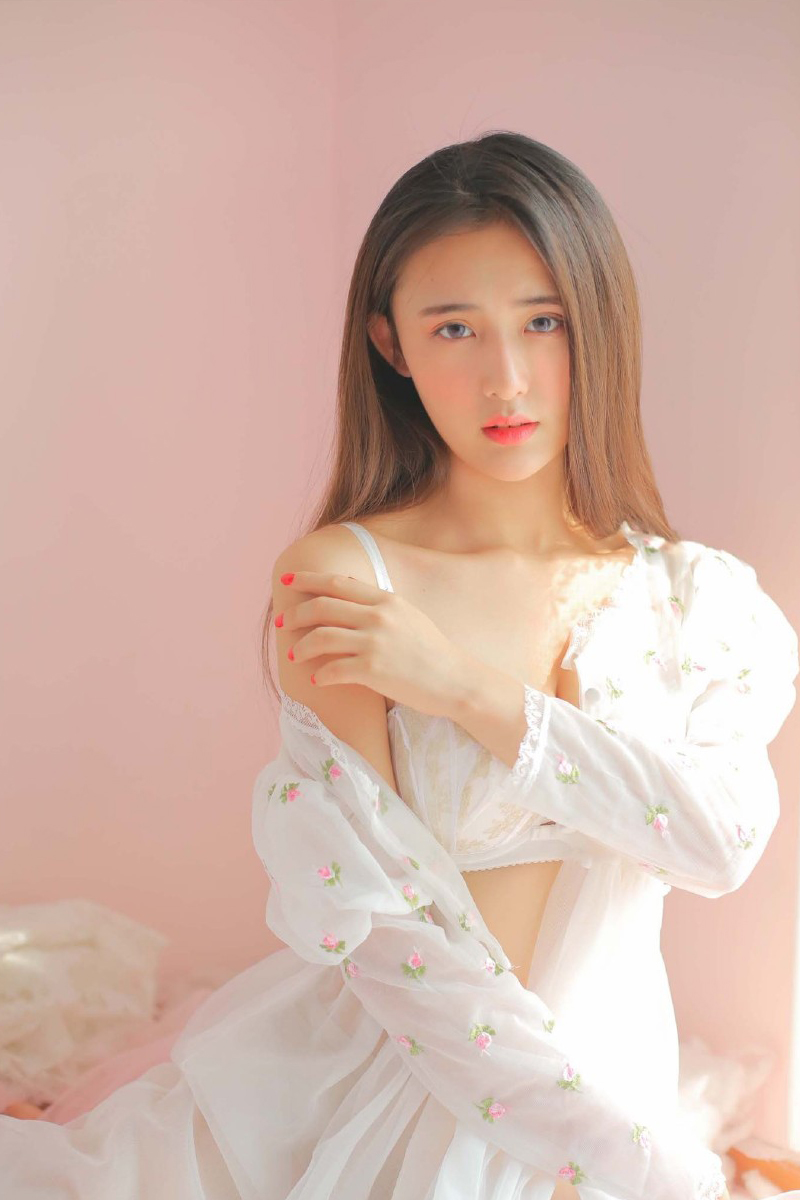 轻纱蕾丝透视美女诱惑大胆写真