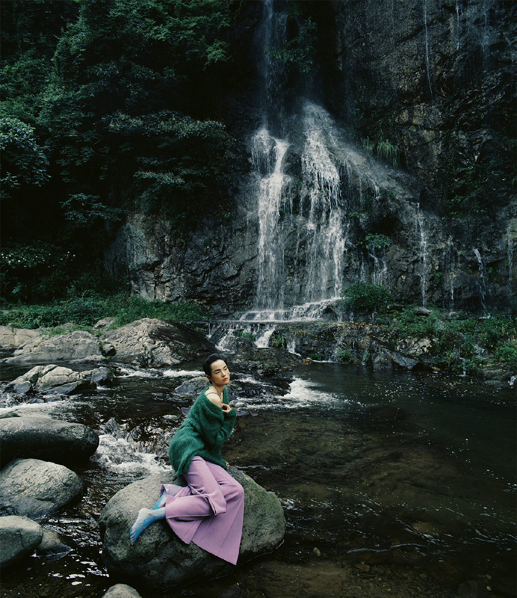 雎晓雯山间魅力性感杂志写真