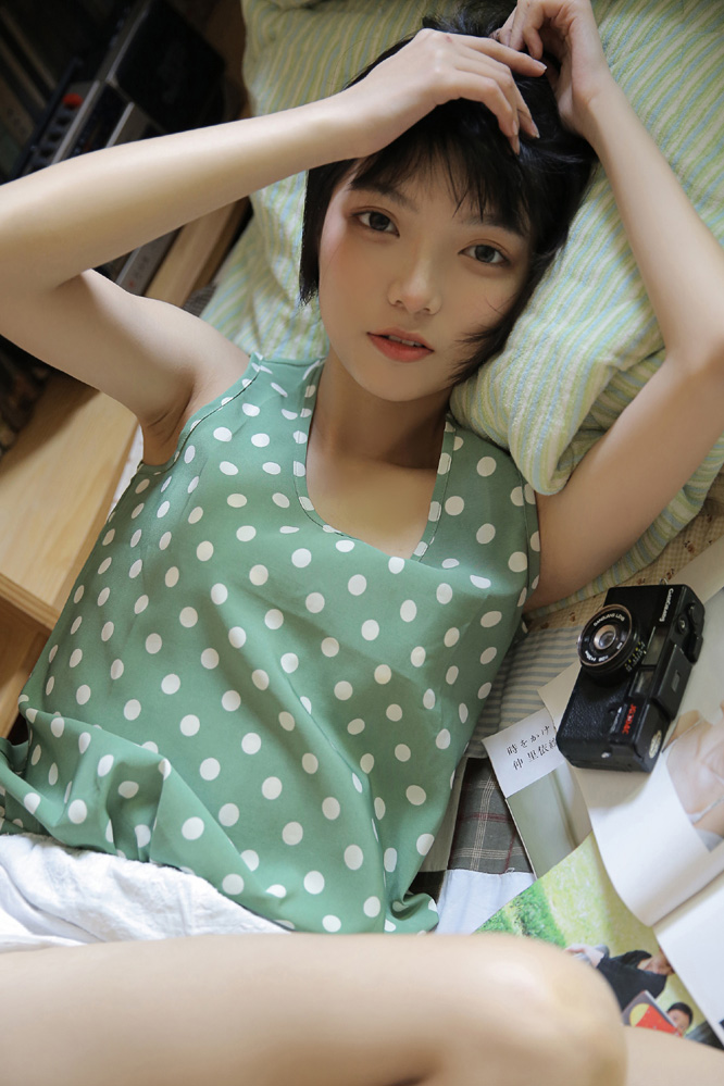 大眼短发美女背心短裤性感写真图片