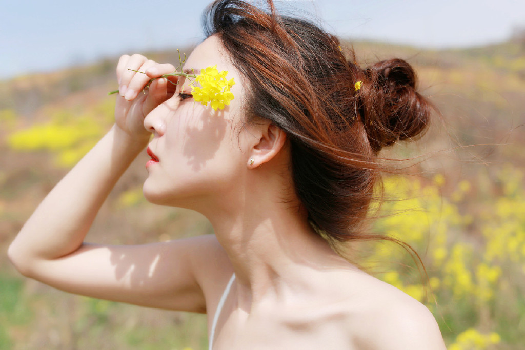 裸背美女曼妙身材大大胆真空诱惑写真