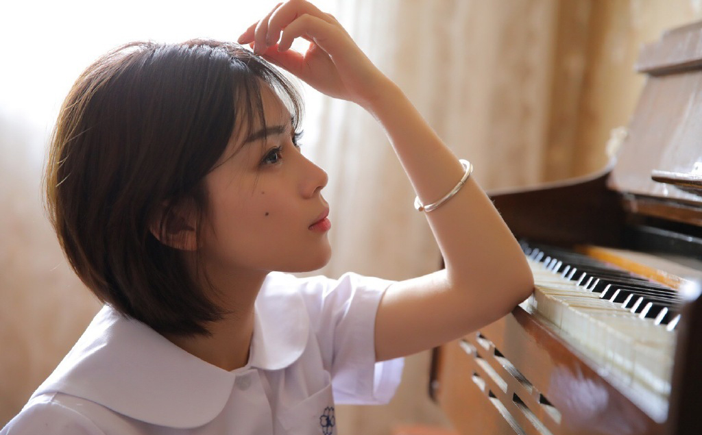 清冷短发美女学生制服性感写真