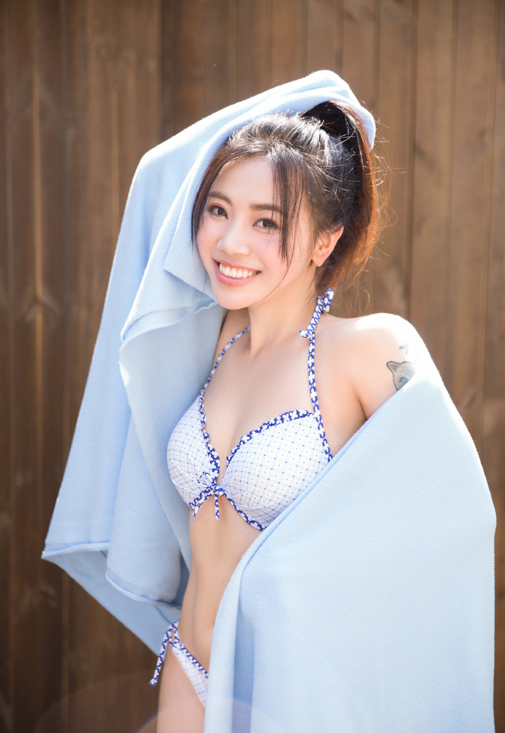 高清性感比基尼美女户外写真照片