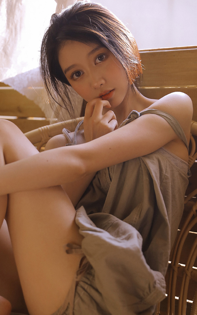 大眼美女嫩模妖娆美腿性感写真