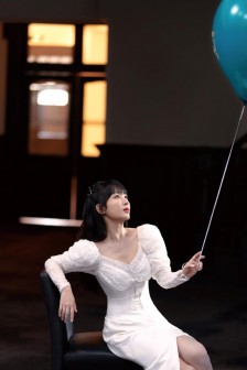 杨紫白色泡泡袖长裙乖巧写真