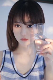 温柔阳光美女性感写真图片