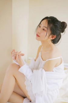 洗浴美女性感吊带裙白净写真