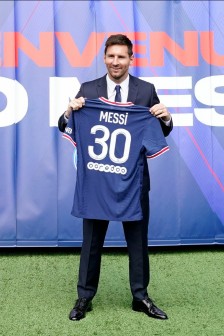 梅西展示巴黎队新球衣组图