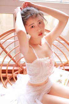 藤椅上的女孩唯美动人写真