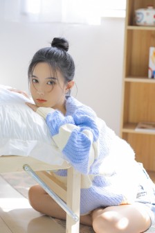 卧室美女清新阳光性感写真