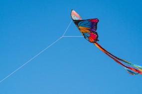 天空中飘扬的风筝图片桌面壁纸