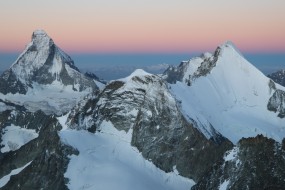 陡峭的山峰雪景图片桌面壁纸