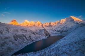 远处的山峰壮美高清桌面壁纸图片