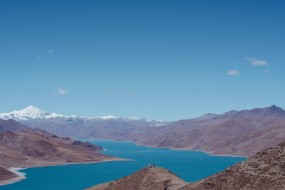 西藏羊卓雍错湖水风光桌面壁纸