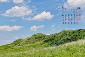 2022年4月远处的草原山峰日历壁纸