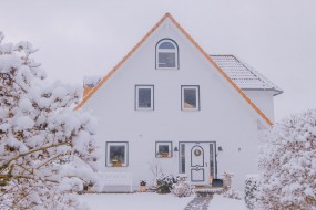 北欧冬日唯美雪景图片桌面壁纸