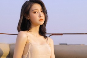 天台少女性感写真桌面壁纸