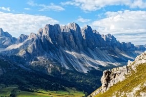 远处色山峰美景图片桌面壁纸