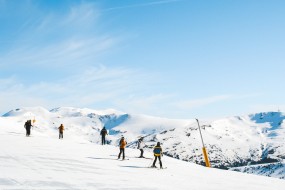 滑雪场地滑雪图片桌面壁纸