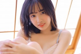 白嫩美女性感写真桌面壁纸